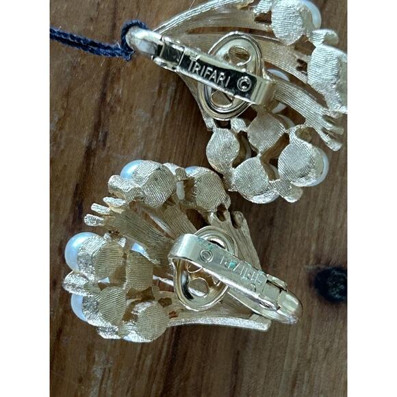 Vtg CROWN TRIFARI Brushed Gold Tone Faux Pearls Earrings Clip On Pin Brooch Set - Picture 9 of 13